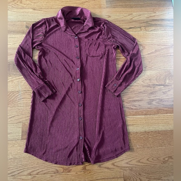 Women’s Top- Medium (burgundy) - Picture 3 of 4